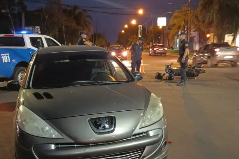 Conductor giró en «U», provocó un choque y dejó a dos personas lesionadas