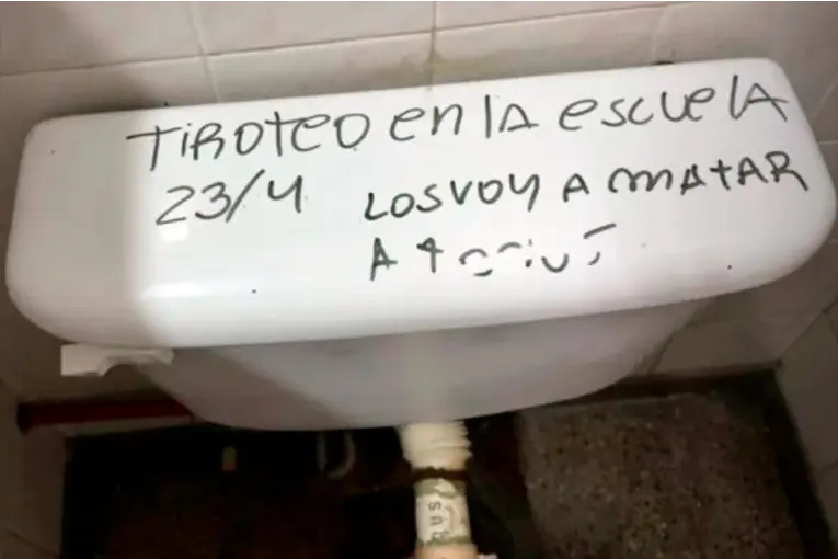 Múltiples amenazas de tiroteos en escuelas: afirman que “no son una broma, es un delito»