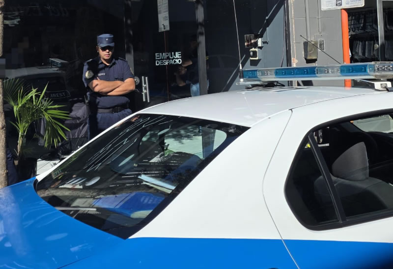 Tras varios allanamientos detienen a una persona, secuestran droga y un arma robada a un comisario