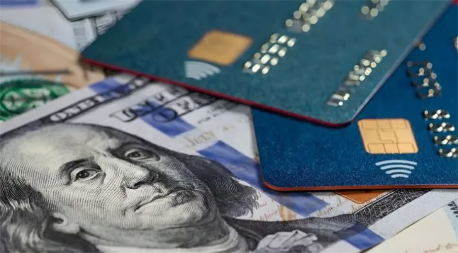 El Banco Central eliminó el limite para retirar dólares en el exterior con tarjeta de crédito