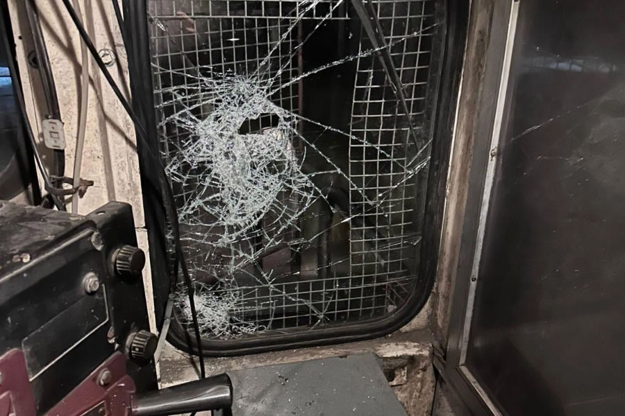 Un tren tuvo que detener su marcha tras ser atacado con piedras