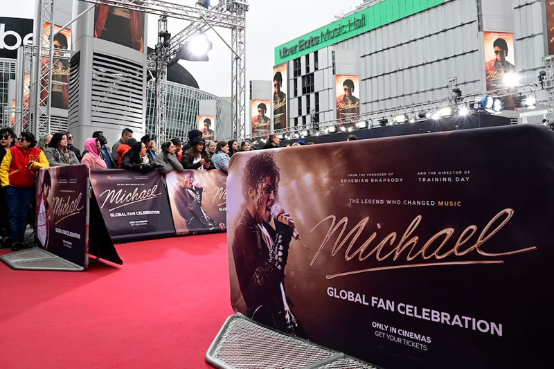 El estreno mundial de la película sobre Michael Jackson en Berlín desata la euforia entre miles de fans