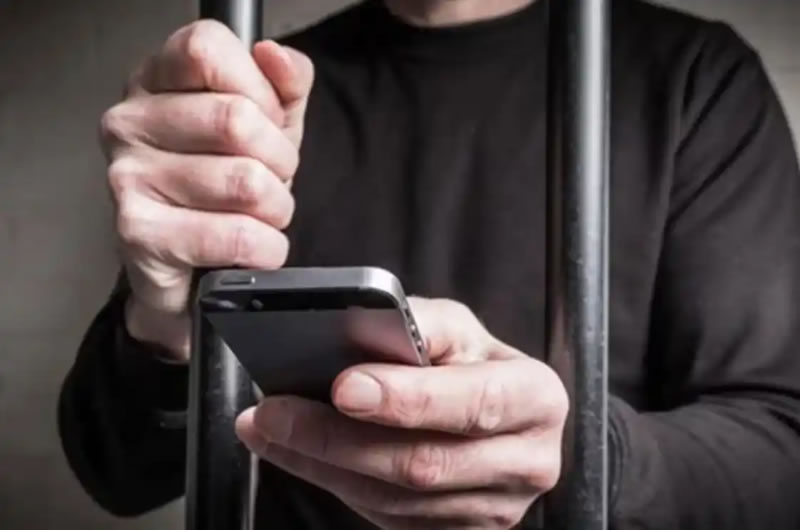 Instalarán inhibidores para bloquear teléfonos celulares en las cárceles federales