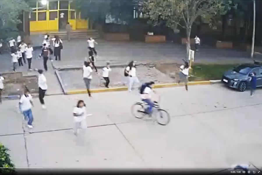 Atacaron en la celda al menor de 16 años que fue acusado como cómplice en el tiroteo en una escuela