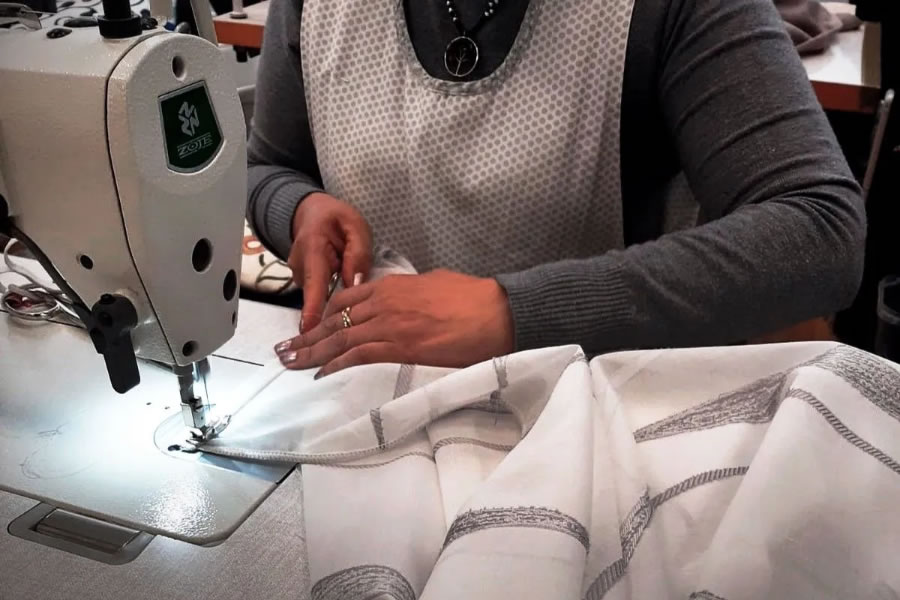 La cooperativa Tribu Textil lanza talleres de costura profesional con orientación industrial