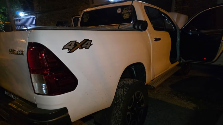 Encontraron en un taller mecánico una Toyata Hilux robada en Buenos Aires