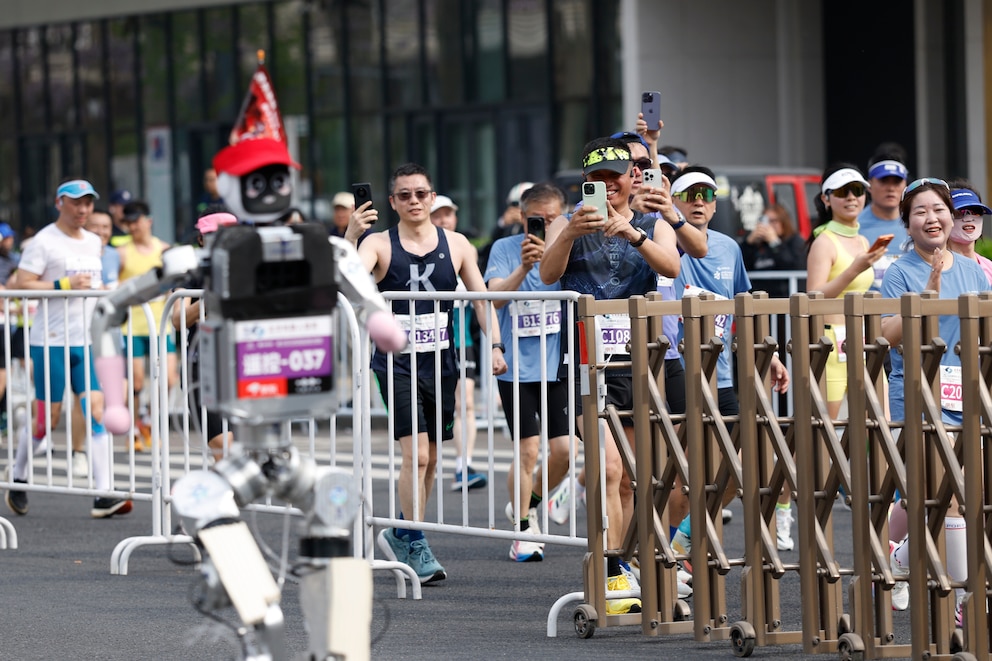 Robots corren y ganan: así superaron a los humanos en la maratón de Beijing