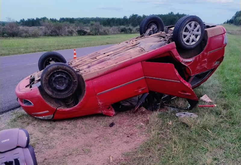 Dos personas lesionadas tras el despiste de un auto en la Ruta 015