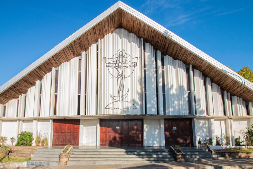 Solidaridad en acción: el roperito de Cáritas abre sus puertas con atención semanal en la Parroquia Del Valle