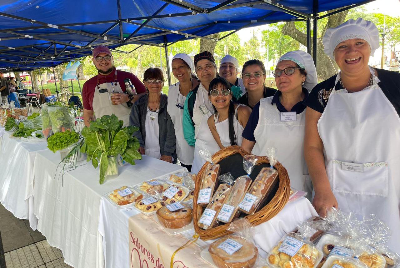 Arranca abril con una agenda intensa de ferias en plaza 25 de Mayo para impulsar el trabajo local y recorrer la ciudad