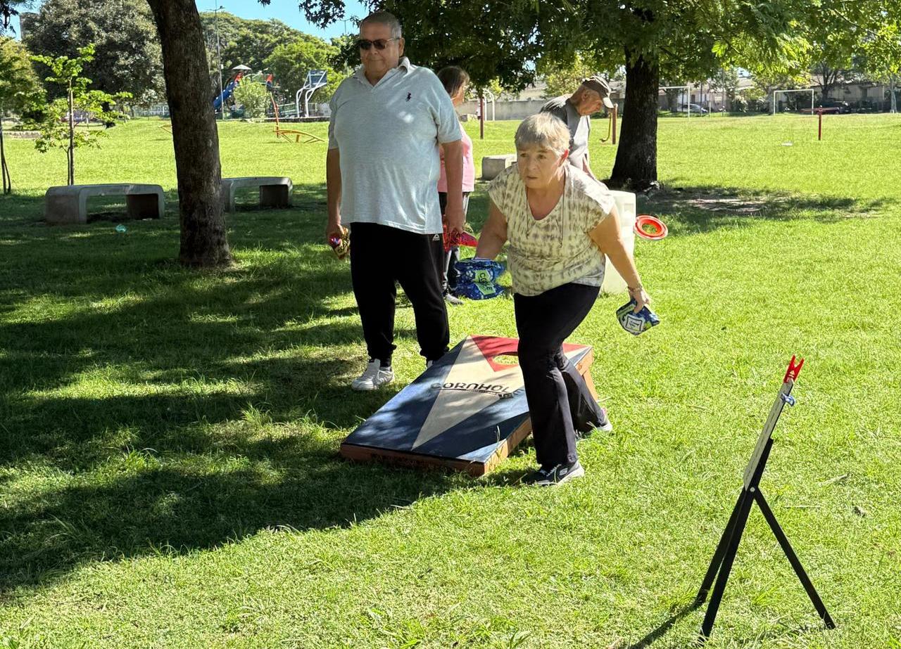 Encuentro de Juegos Alternativos para adultos mayores en la Costanera
