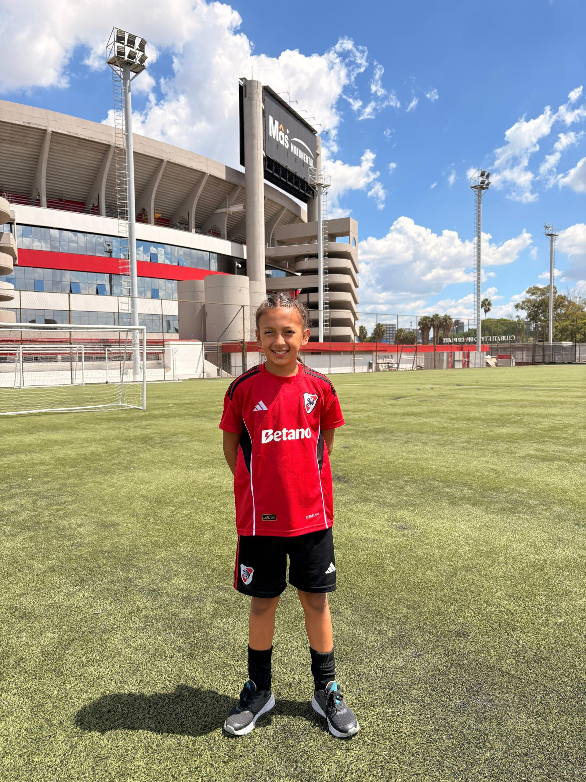Una joven de Concordia integra River y su familia busca apoyo economico para continuar entrenando
