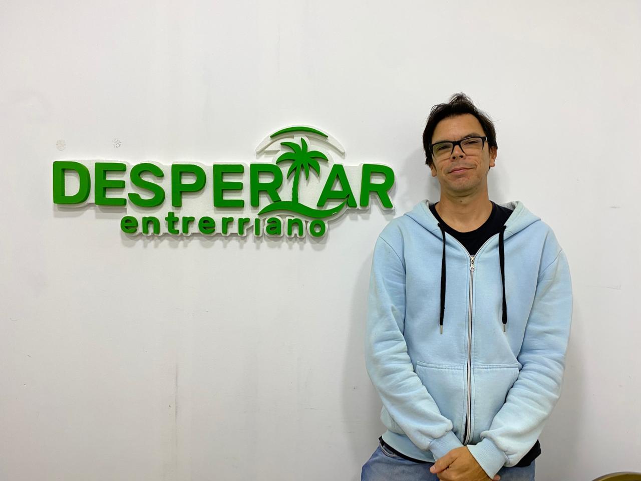 “Fue descubrir algo mágico. Empecé copiando, después creando mis propias historias y nunca dejé de dibujar” – Daniel Mendoza, ilustrador