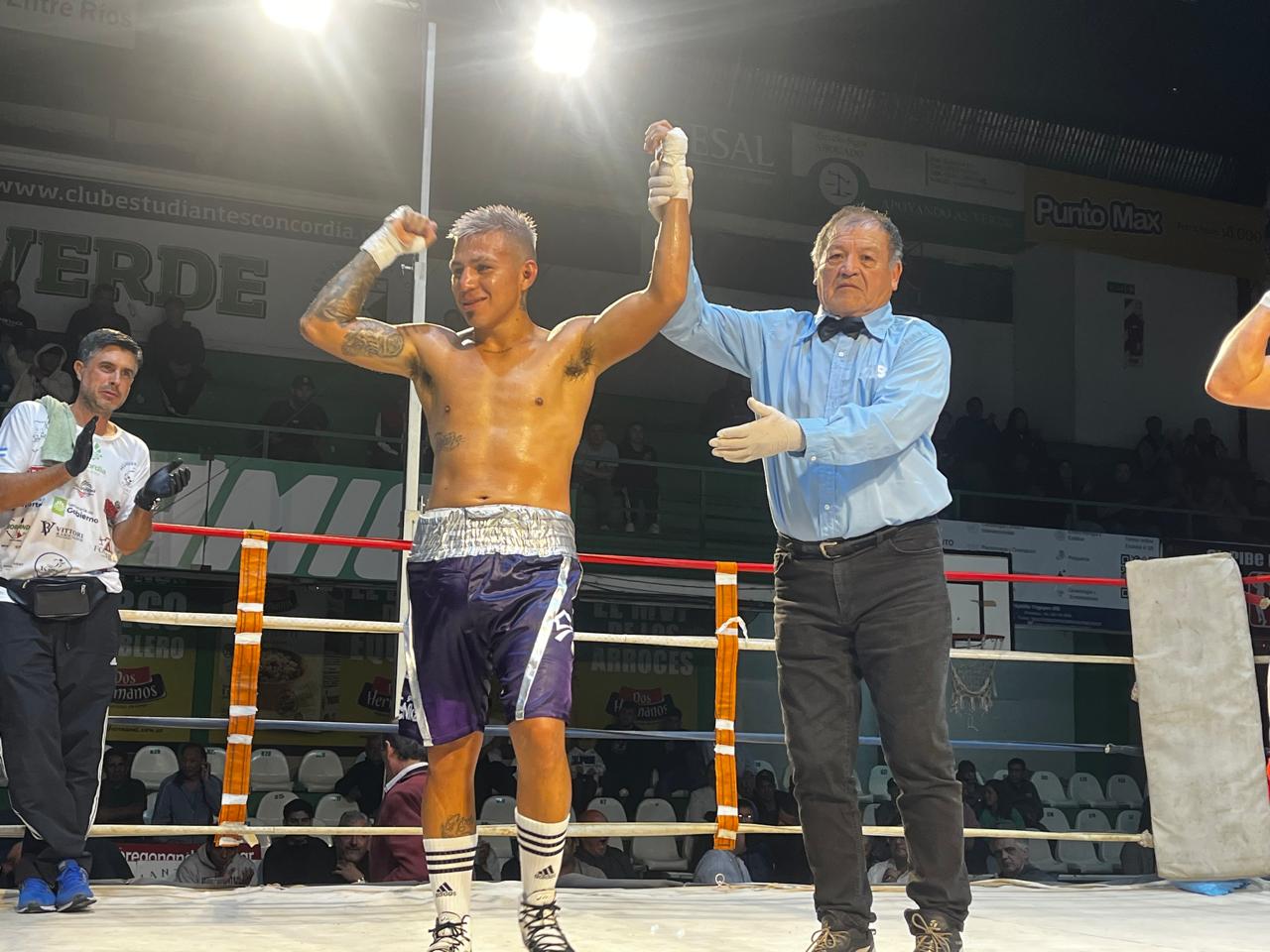 Boxeo: Triunfazo de “Piedrita” Bazán ante Randazzo Cos en una noche vibrante en el Gigante Verde