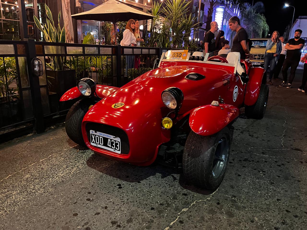 Ante un gran marco de público, el Octavo Encuentro Internacional de Autos Antiguos se presentó en la Plaza 25 de Mayo