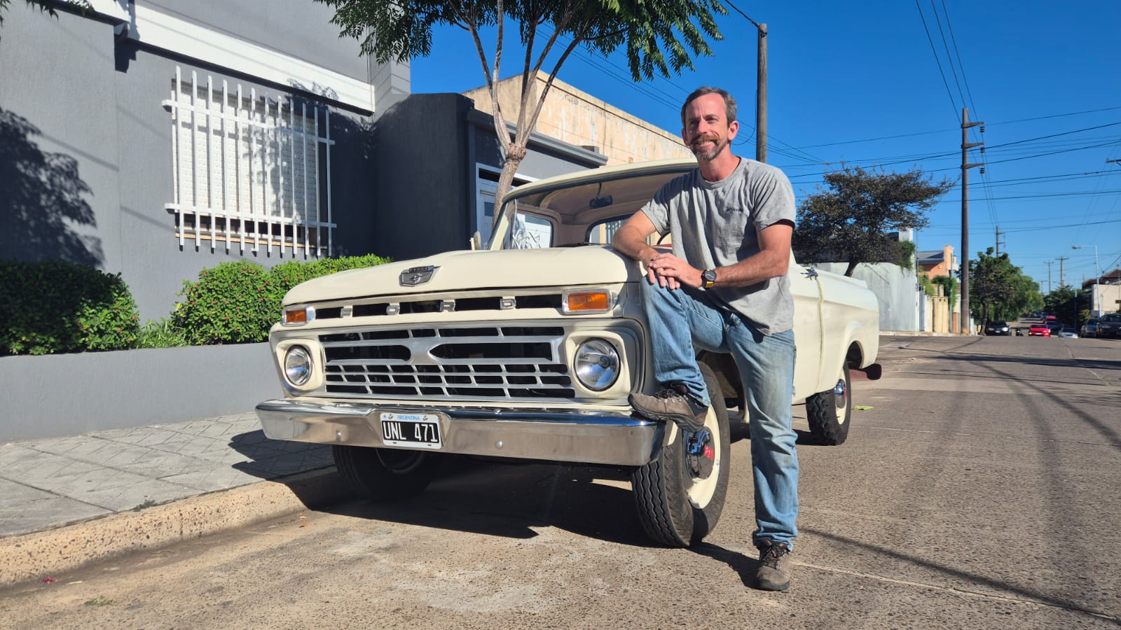“Era un fierro oxidado, pero yo ya la veía como está hoy”: La historia detrás de la Ford F100 que volvió a la vida por un sueño en marcha