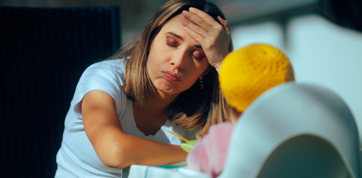 El dilema de la madrugada: quién cuida al bebé de noche y qué hacen las parejas que logran dormir, según un estudio