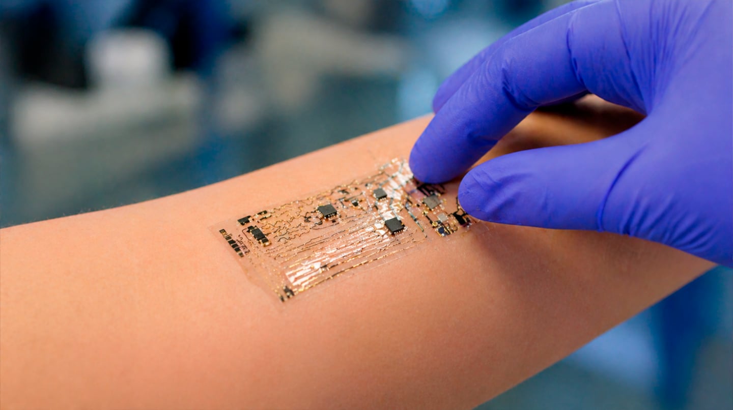 Crearon tatuajes electrónicos que permiten implantar circuitos y chips en la piel