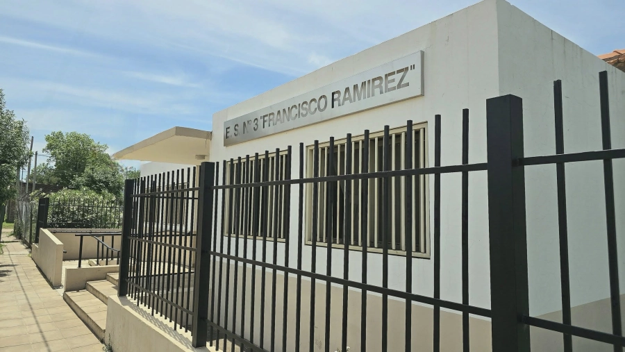 Por las amenazas, en una escuela de Los Charrúas los estudiantes ya no podrán ir con mochilas