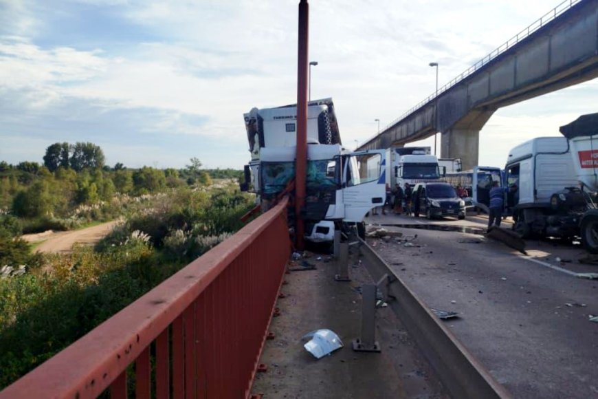 Un camión chocó y provocó el cierre del puente Zárate–Brazo Largo