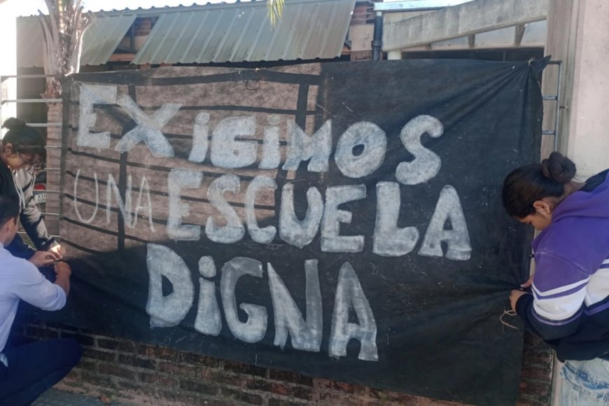 Estudiantes reclamaron frente a la escuela “República de Entre Ríos”: Piden más personal y que completen horas cátedra