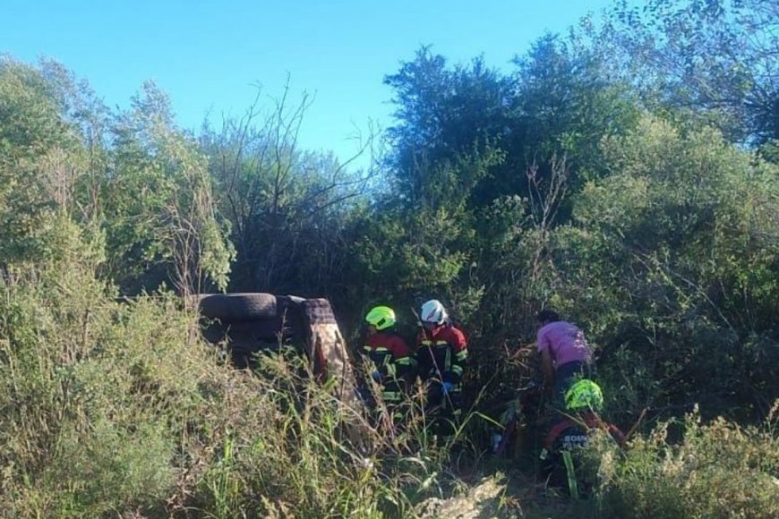 Violento vuelco en camino vecinal: El conductor terminó atrapado dentro de la camioneta y sufrió fracturas faciales