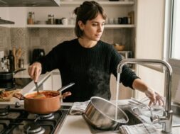 lavar-mientras-cocinas-es-un-sintoma-de-ansiedad-AKRR3PASCJDIHB4NIK67G26HD4