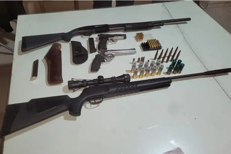 Menores exhibían armas de guerra por redes: allanaron una vivienda y las incautaron