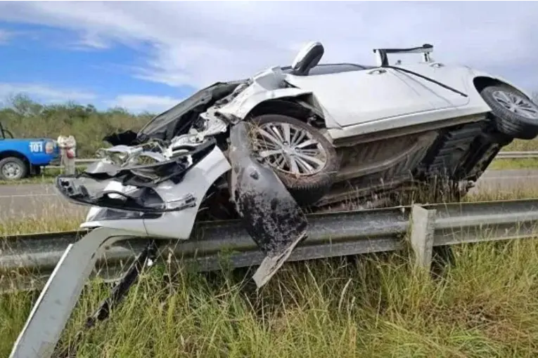 Se produjo un despiste en la Autovía 14: conductora terminó sobre el guardarrail