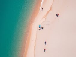 parece-el-caribe-pero-esta-en-argentina-la-playa-de-agua-transparente-que-deslumbra-en-sudamerica-foto-imagen-ilustrativa-hecha-con-ia-CWKMYHE4I5G2JDXDLGDT7GP724