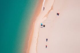 parece-el-caribe-pero-esta-en-argentina-la-playa-de-agua-transparente-que-deslumbra-en-sudamerica-foto-imagen-ilustrativa-hecha-con-ia-CWKMYHE4I5G2JDXDLGDT7GP724