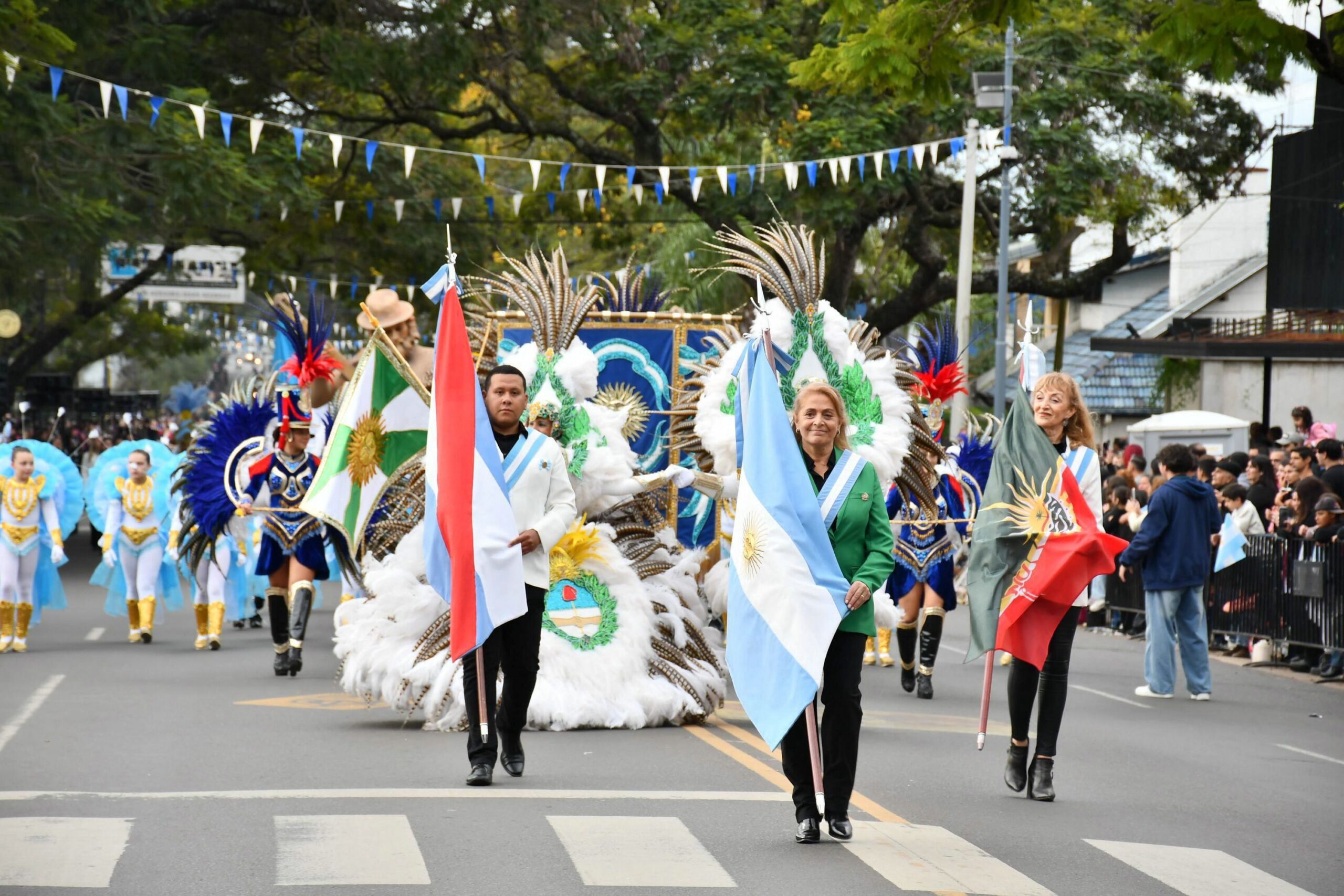 Comparsa Emperatriz desfiló por primera vez en el acto del 25 de Mayo en Concordia