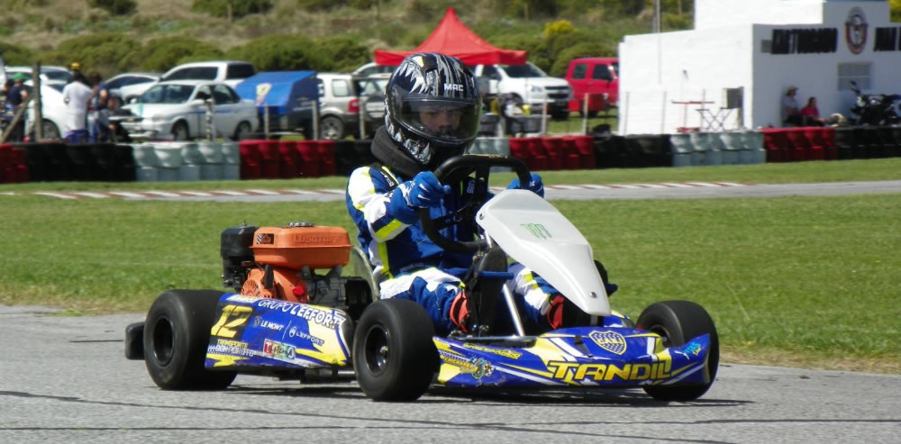 Lucas tiene 19 años y es el 1° piloto de karting del mundo con síndrome de down