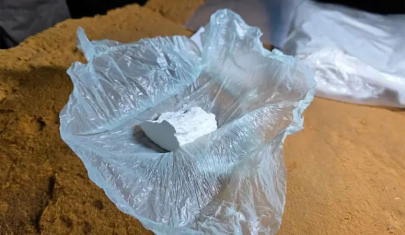 Incautaron un trozo compacto de cocaína tras allanamientos