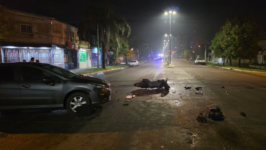 Motociclista herido tras un choque entre una moto y un auto en Av. San Lorenzo