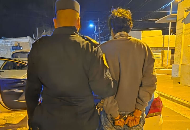 Sorprendieron a un sujeto dentro de un vehículo y terminó detenido