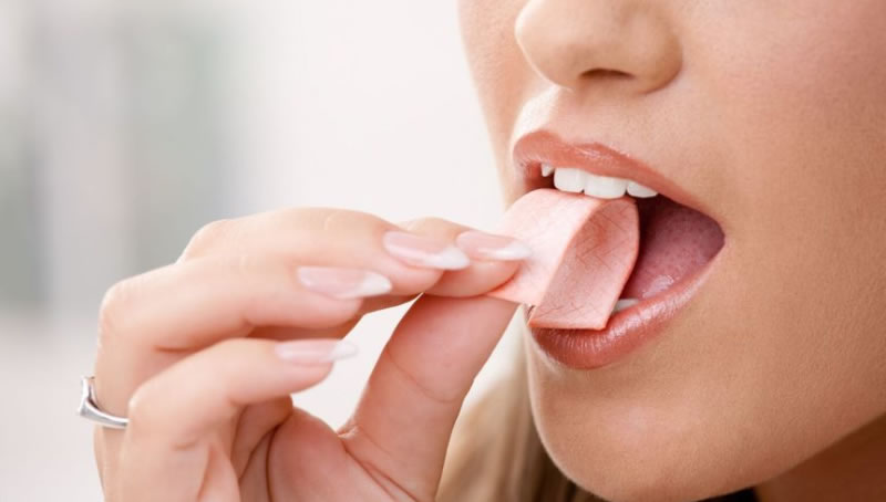 Científicos crearon un chicle vegetal capaz de reducir virus en la boca, incluyendo influenza, herpes y SARS-coV-2