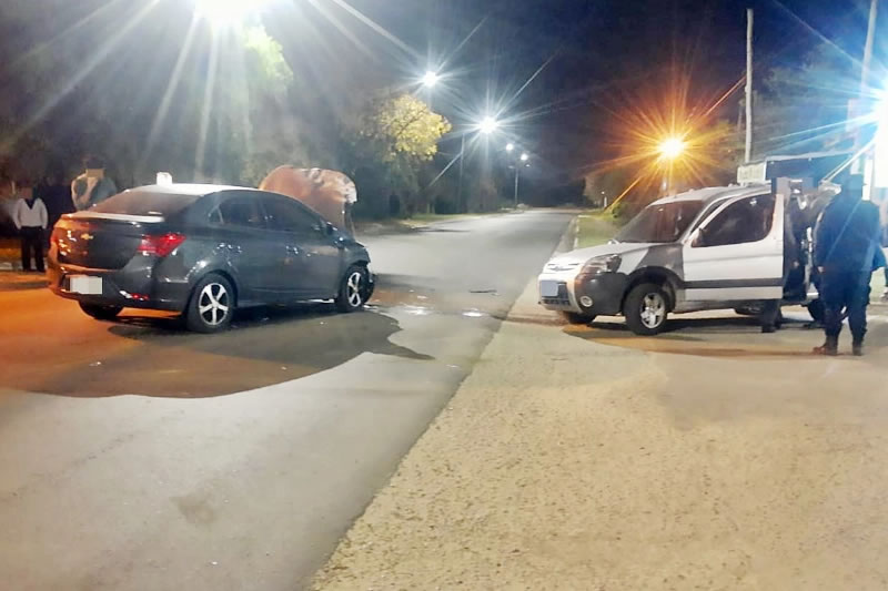 Choque entre un auto y una camioneta en La Bianca: Una acompañante fue hospitalizada