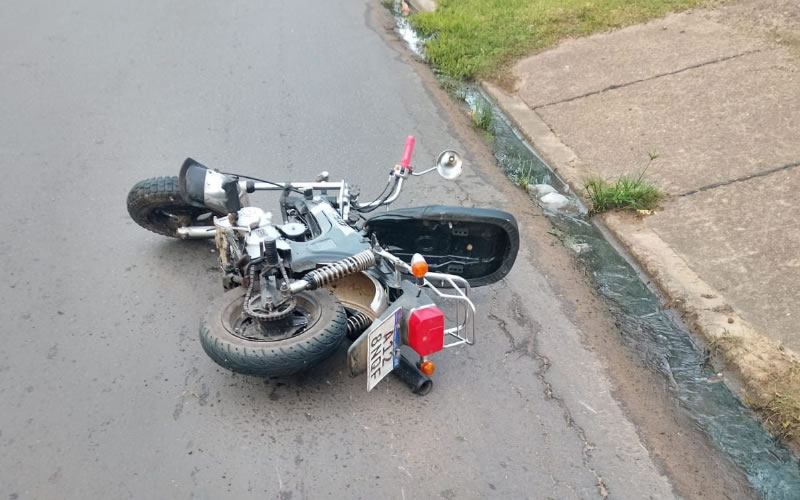 Una joven motociclista sufrió graves lesiones tras caer en avenida Monseñor Rosch
