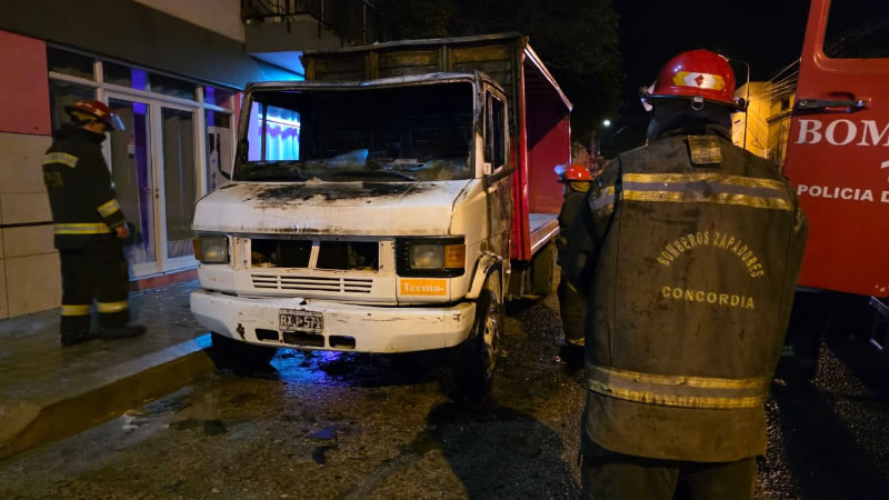 Voraz incendio destruyó la cabina de un camión en plena madrugada
