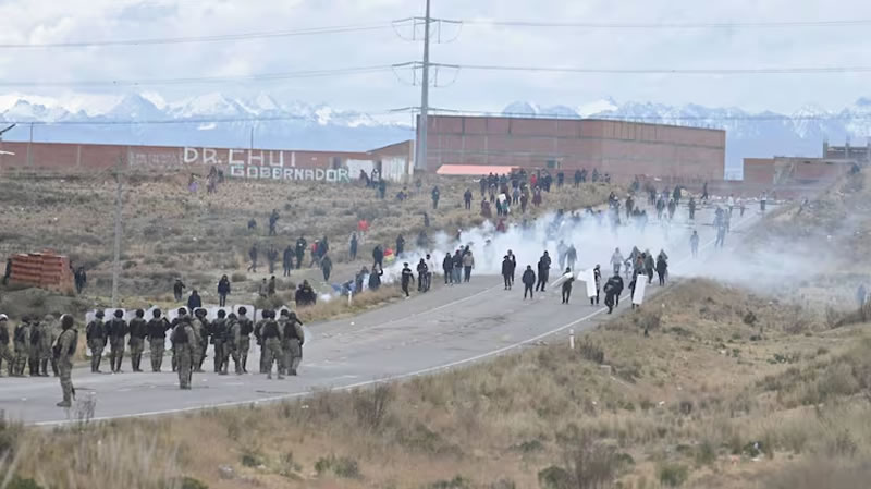 Crece la tensión en Bolivia: manifestantes mantienen bloqueos pese a los enfrentamientos con la policía