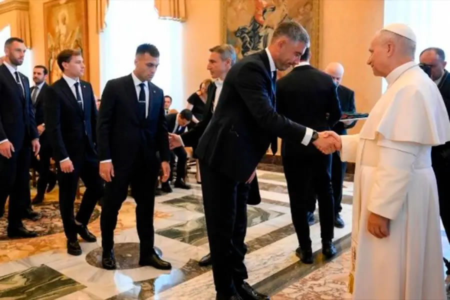 Lautaro Martínez encabezó la delegación del Inter de Milán en su visita al Papa