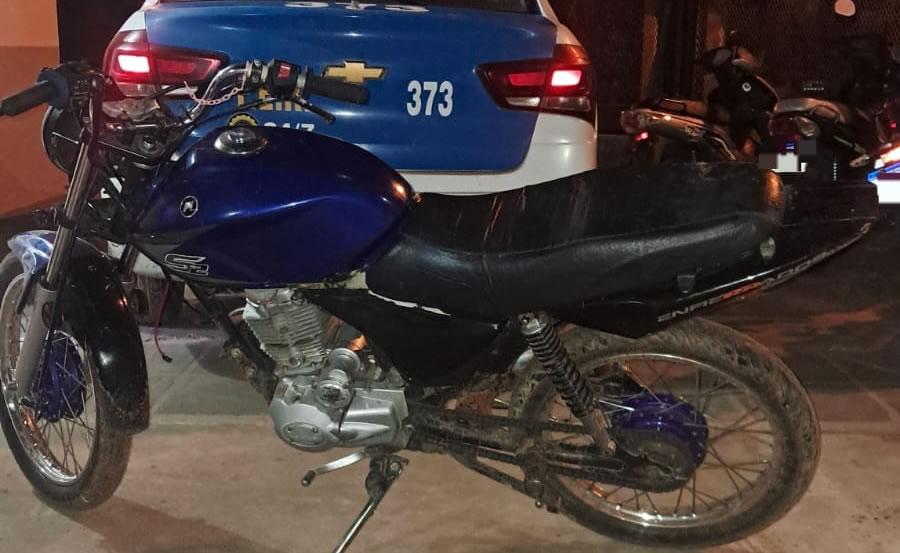 Detuvieron a un joven que incumplió una restricción y tenía una moto robada