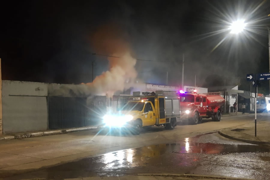 Bomberos controlaron un incendio en un comercio en La Bianca que sufrió importantes daños