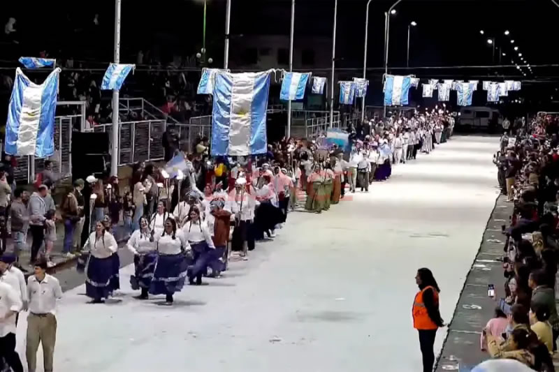 El Candombe con 600 antorchas emocionó en el cierre de los festejos del 25 de Mayo