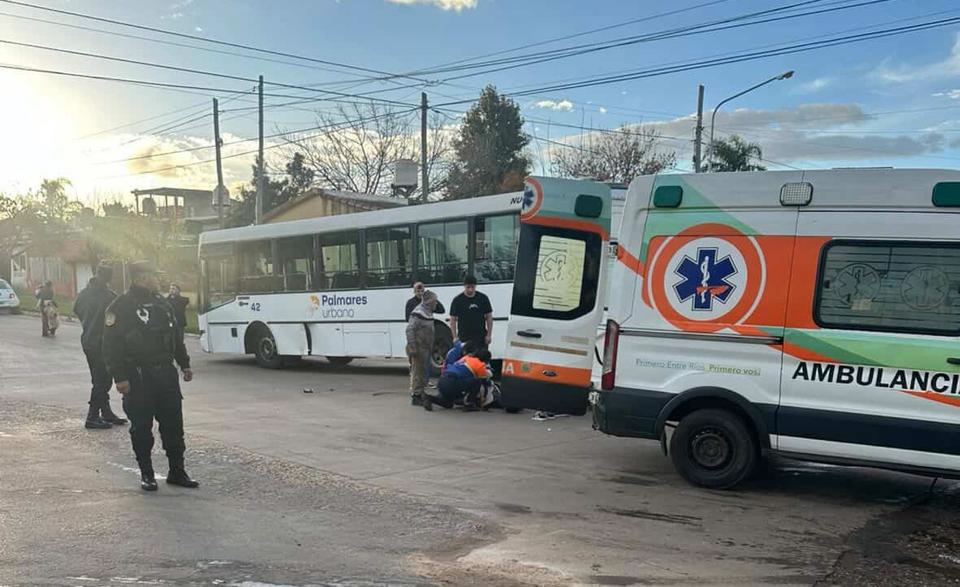 Choque entre un colectivo y una moto dejó a dos mujeres hospitalizadas