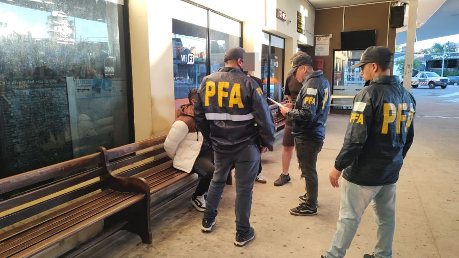 Detuvieron en la terminal a un hombre que registraba pedido de captura internacional emitido por Interpol
