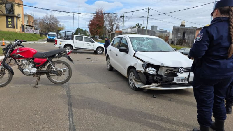 Un choque entre un auto y una moto dejó a dos adultos fracturados y un niño herido