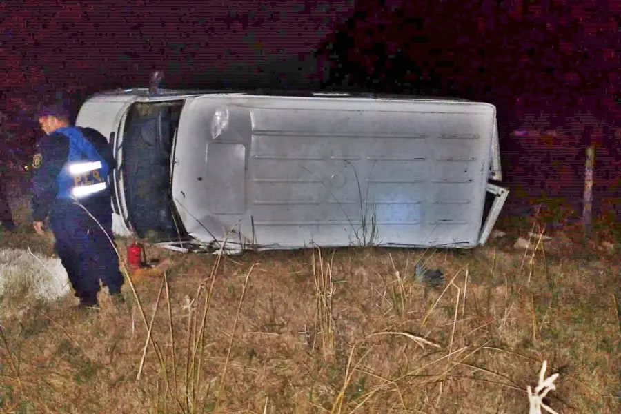 Vuelco en la Ruta 18: un conductor fue hospitalizado tras despistar en Colonia Yeruá