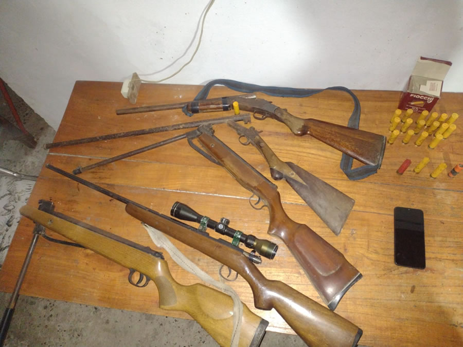 Allanamiento por amenazas en Los Charrúas: secuestraron varias armas y detuvieron a un hombre